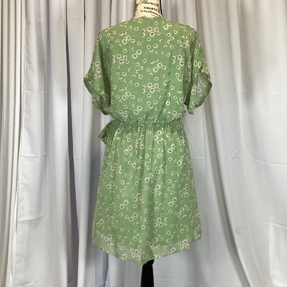 301. All In Favor Light Green Wrap Dress EUC Size XL - Picture 3 of 5